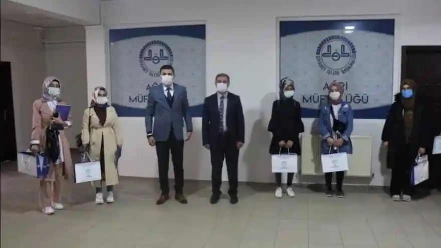 ÇEVRİMİÇİ PROGRAMLARA KATILAN GENÇLER ÖDÜLLENDİRİLİYOR