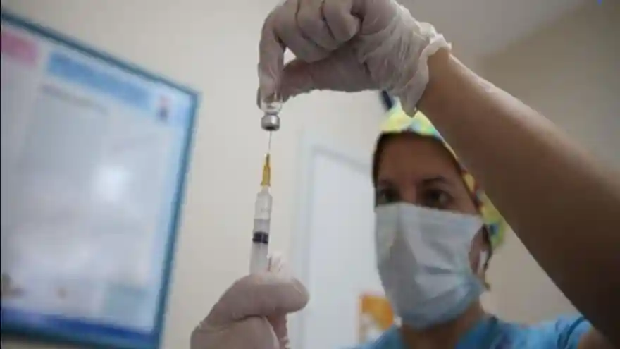 Koca: Haziran'da 20 yaş üstü herkes aşılanacak