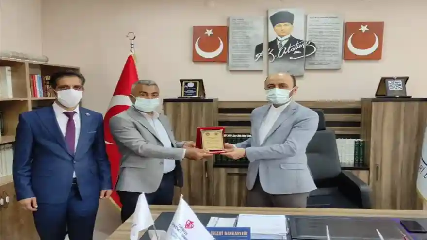 Ölümsüz Kahramanlar Derneğinden İlçe Müftüsüne Plaket 