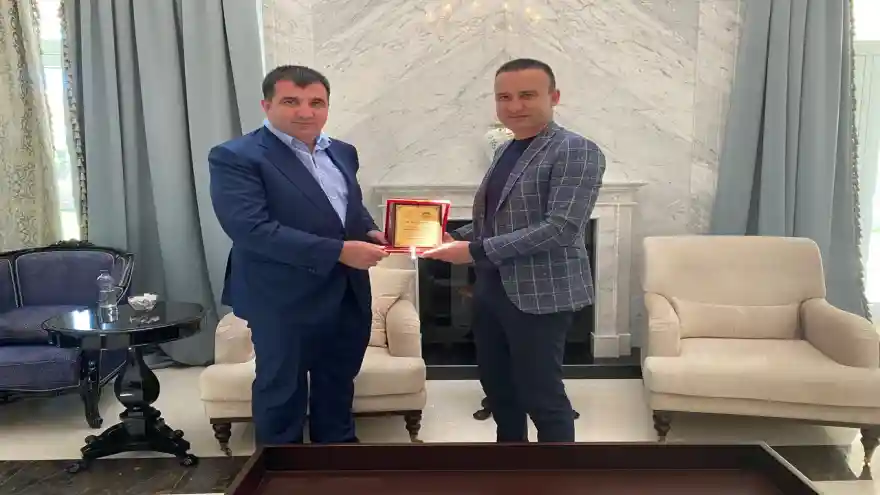 Ağrı Milli Eğitim Müdürü Tekin, Doğubayazıt'lı İş İnsanı Bişar Çoktin'e Plaket Verdi