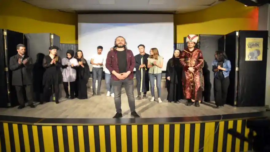 Ağrı’da sahnelenen tiyatro oyununda şehit öğretmenler unutulmadı