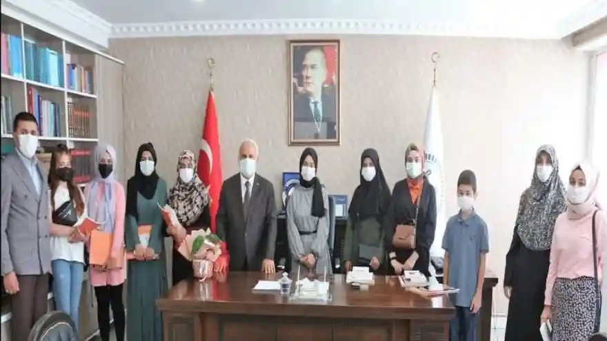 ÜNİVERSİTE ÖĞRENCİLERİNDEN MÜFTÜ TOPÇU’YA ZİYARET