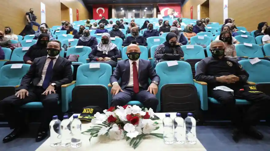 Vali Varol, “En İyi Narkotik Polisi: Anne” Seminerine Katıldı