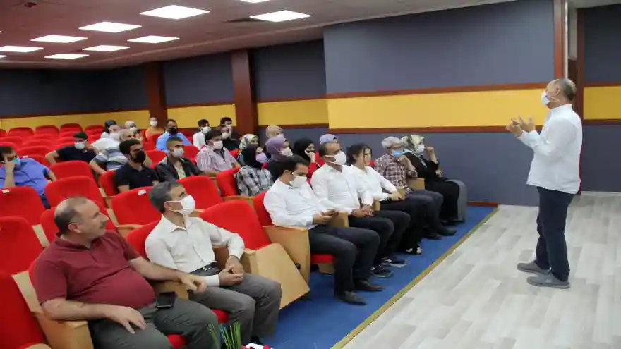 Ağrı'da mobil sağlık ekipleri tarafından milli eğitim müdürlüğü çalışanlarına Kovid-19 aşısı yapıldı