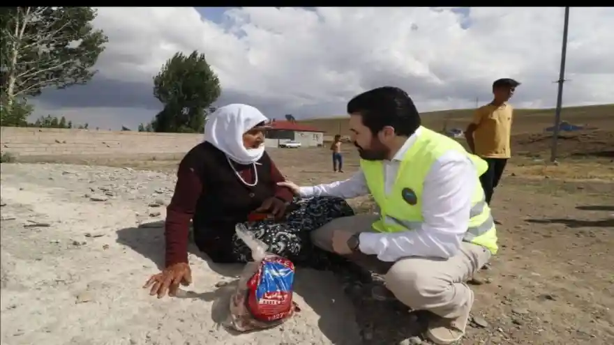 Başkan Sayan, Kapı Kapı Dolaşarak Kurban Eti Dağıttı