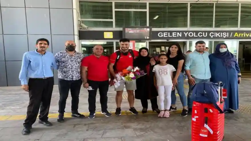 Tokyo’dan Dönen Bayram Malkan, Çiçekle​ Karşılandı