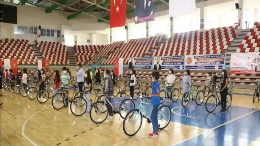 Bakan Kasapoğlu Ağrı’da Öğrencileri Sevindirdi