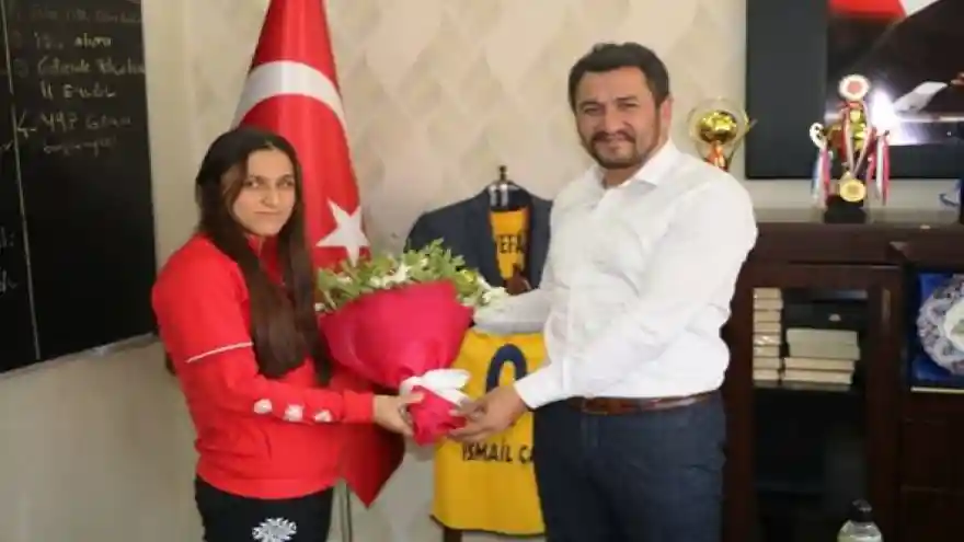 Kader Çelik Ağrı’da Çiçeklerle Karşılandı