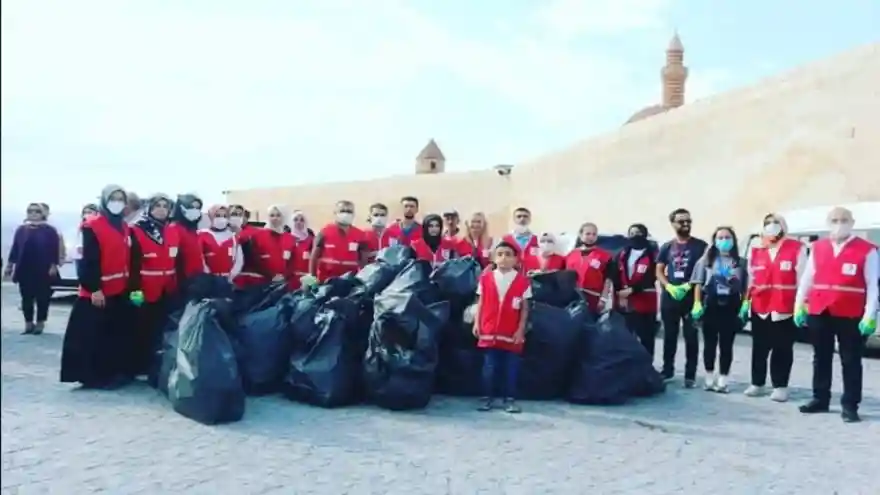 Doğubayazıt Kızılay Gönüllüleri Çöp Topladı
