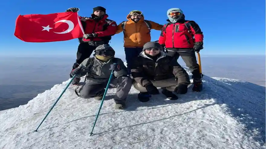 Iğdır Üniversitesi Dağcılık Kulübü Üyeleri Ağrı Dağı’na Tırmanış Gerçekleştirdi