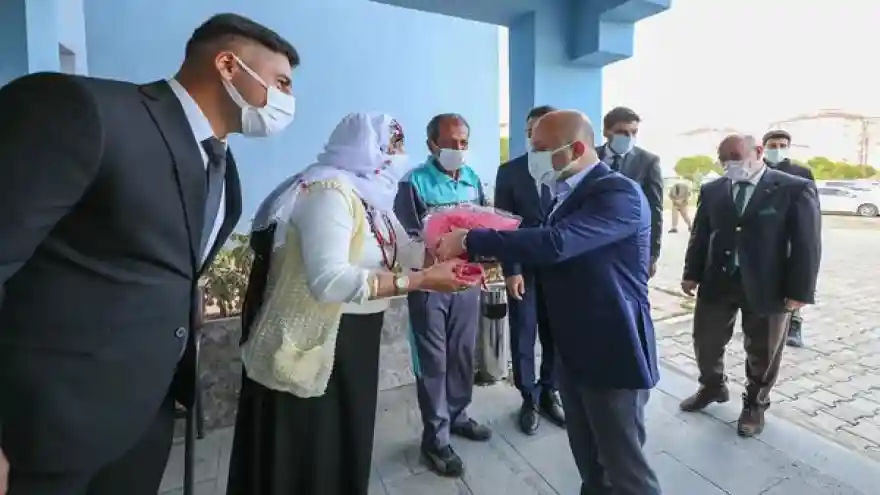 Vali Varol, Huzurevi Yaşlı Bakım Rehabilitasyon Merkezine Ziyarette Bulundu.