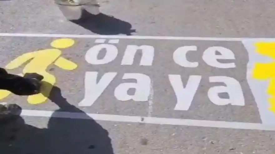 DOĞUBAYAZIT'TA OKUL YOLLARINDAKİ YAYA GEÇİTLERİ BOYANDI