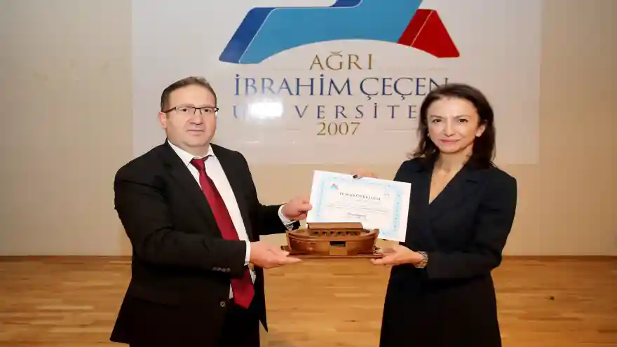 Ağrı'da 'Akılcı İlaç Kullanımı İçin Akıllı Eczacı' konulu konferans verildi