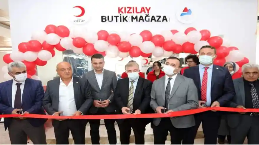 Ağrı İbrahim Çeçen Üniversitesinde Kızılay Giyim Mağazası Açıldı