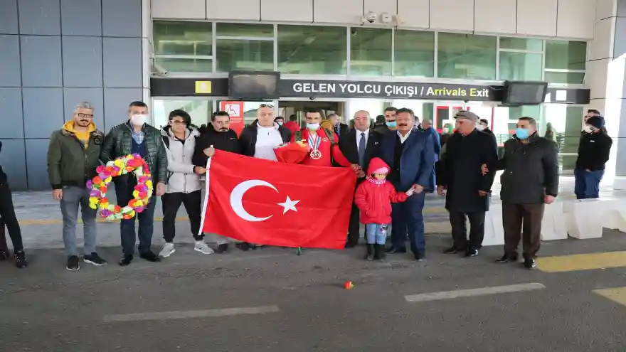 Milli Sporcu Ömer Çeçen Çiçeklerle Karşılandı