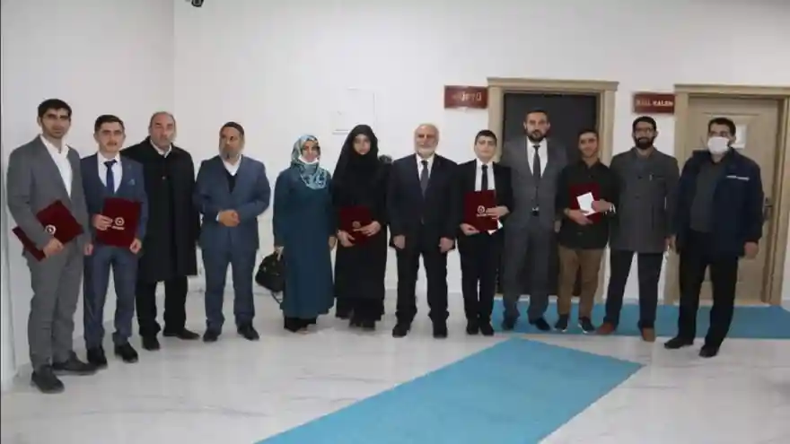 HAFIZLAR BELGELERİNE KAVUŞTU