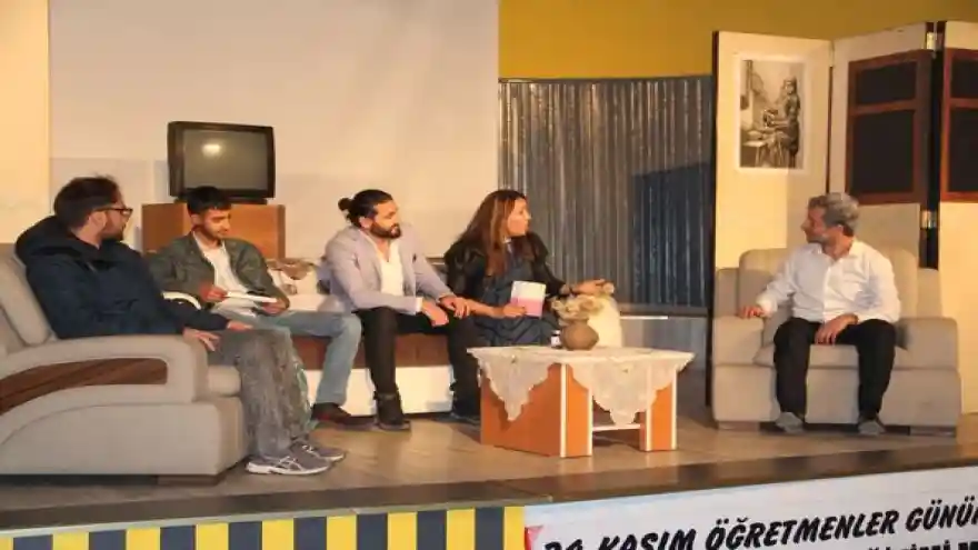 Ağrı'da "Ömür Boyu Öğretmen" Konulu Tiyatro Oyunu Sahnelendi