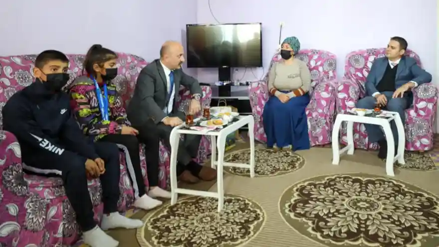 Vali Varol, Milli Güreşçi Doğubayazıt'lı Birgül Şimşek’i Evinde Ziyaret Etti