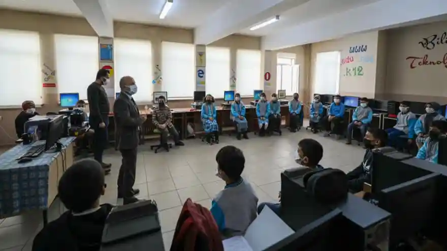 Vali Varol’dan Şehit Er Vefa Çelik Ortaokuluna Ziyaret