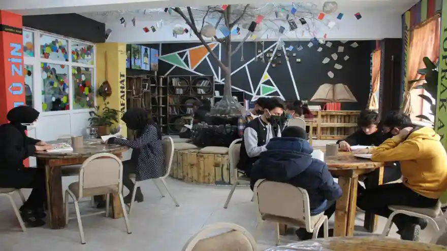 "SIFIR ATIK" VE "KÜTÜPHANESİZ OKUL KALMAYACAK" PROJELERİ BU KÜTÜPHANEDE HAYAT BULDU