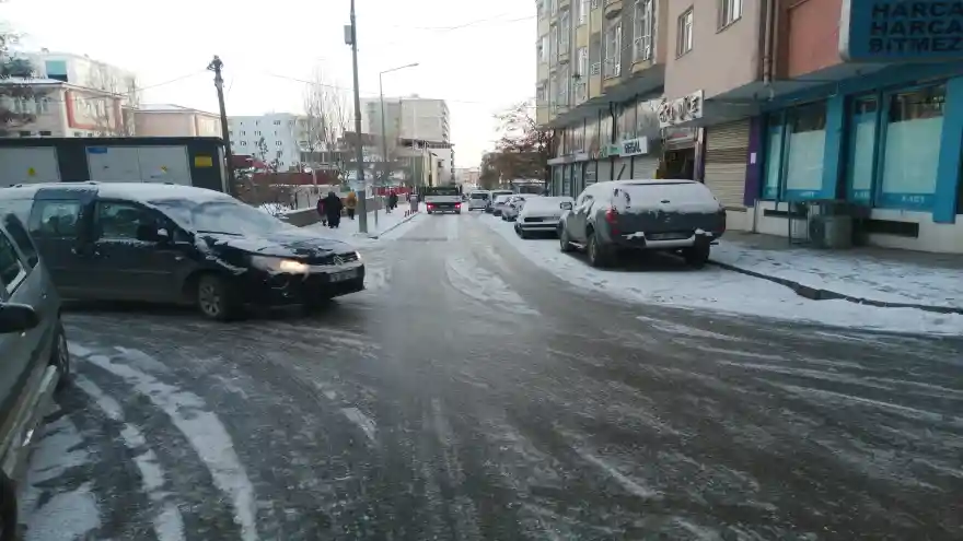 Doğubayazıt'ta Kar yağışı sonrası don ve buzlanma oldu