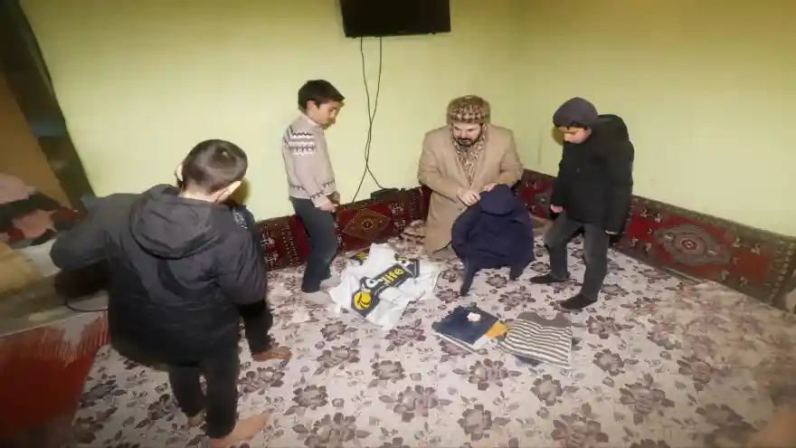 Başkan Sayan, Yılbaşında İhtiyaç Sahibi Aileleri Ziyaret Etti