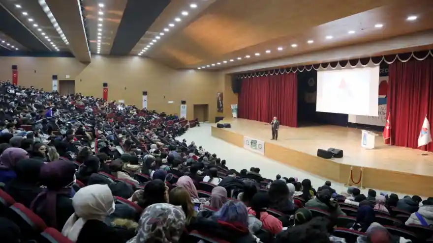 AİÇÜ’de “Bağımlılıkla Mücadele Konferansı” Düzenlendi