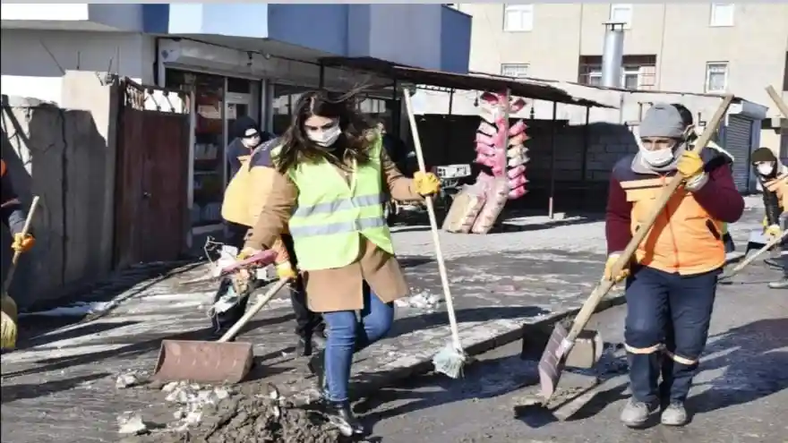 Belediye Başkanı Acar, işçi kıyafetiyle temizlik yaptı
