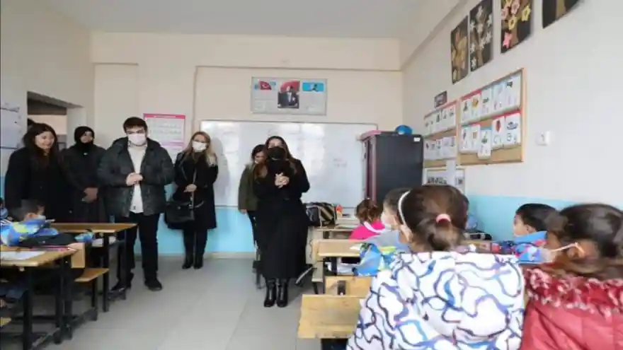 Vali ve Kaymakam Eşlerinden Tanıktepe Köyü Öğrencilerine Ziyaret