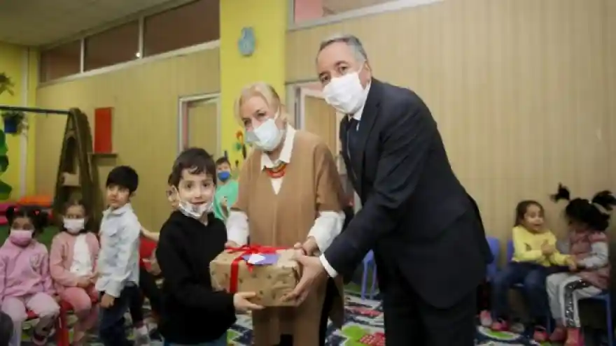 AİÇÜ Rektörü Prof. Dr. KARABULUT, Anaokulu Öğrencileriyle Bir Araya Geldi