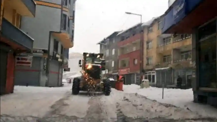 Ağrı Belediyesi Kar Çalışmalarını Aralıksız   Sürdürüyor