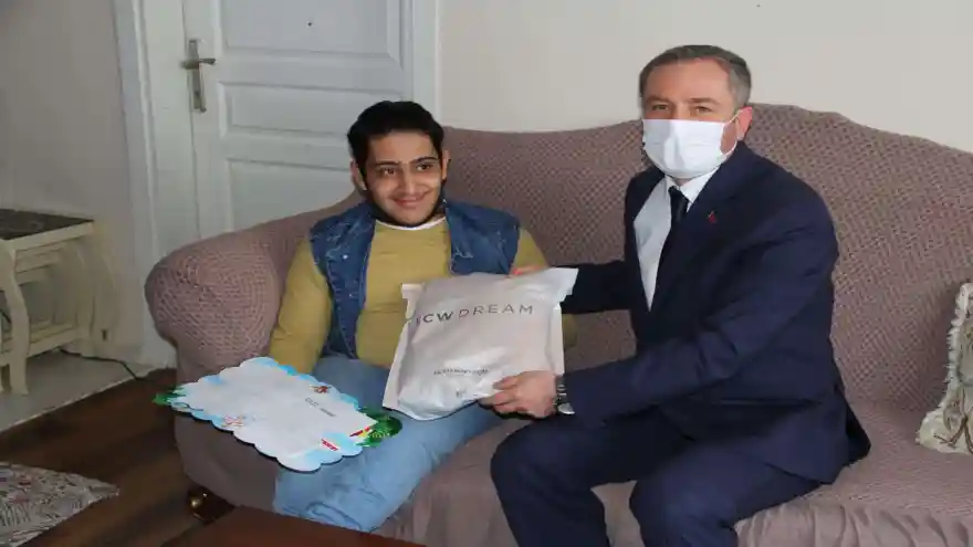 EVDE EĞİTİM ALAN ÖĞRENCİLERİN KARNE SEVİNCİ