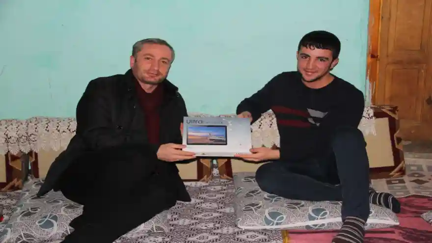 Ağrı Milli Eğitim Müdürü Kökrek, Başarılı Öğrenciyi Evinde Ziyaret Etti