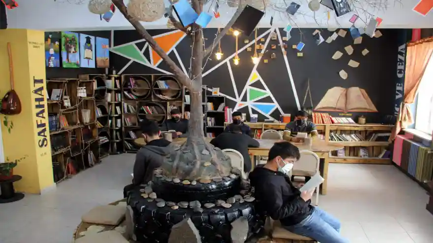 ÖĞRENCİLERİN ATIK MALZEMELERDEN KURDUĞU KÜTÜPHANE ÖRNEK OLDU