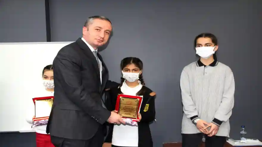 Ağrı Milli Eğitim Müdürü Kökrek, en çok kitap okuyan öğrencilerin ödüllerini verdi