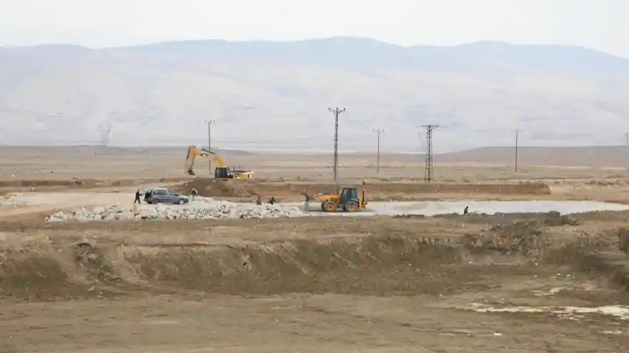 Vali Varol Gürbulak Gümrük Kapısı İnşaatında İncelemelerde bulundu