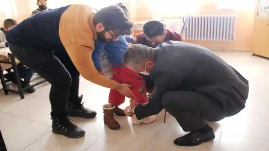 MİLLİ EĞİTİM MÜDÜRÜ KÖKREK, İHTİYAÇ SAHİBİ ÖĞRENCİLERE BOT VE MONT YARDIMLARINI DAĞITTI