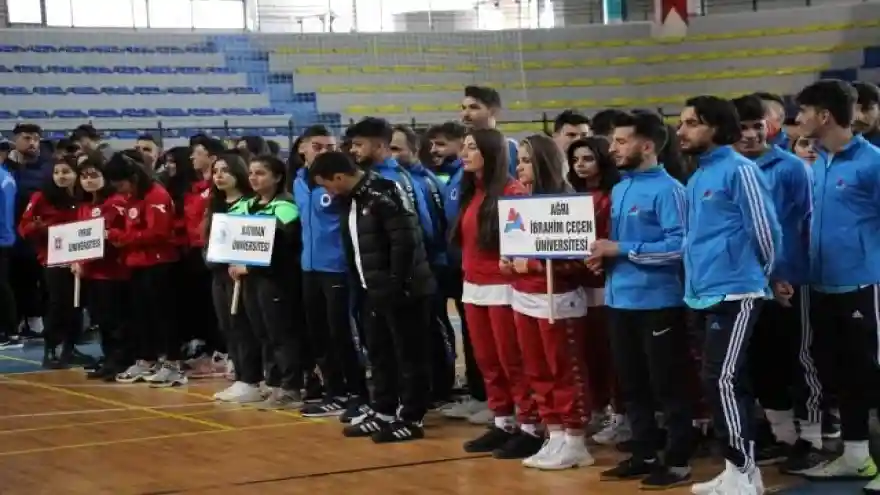 AİÇÜ'nün ev sahipliğinde ÜNİLİG salon futbolu müsabakaları başladı.