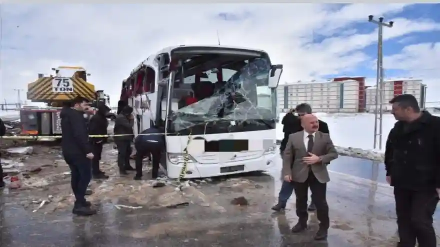  Ağrı Valisi Dr. Osman Varol, kaza mahallinde incelemelerde bulundu