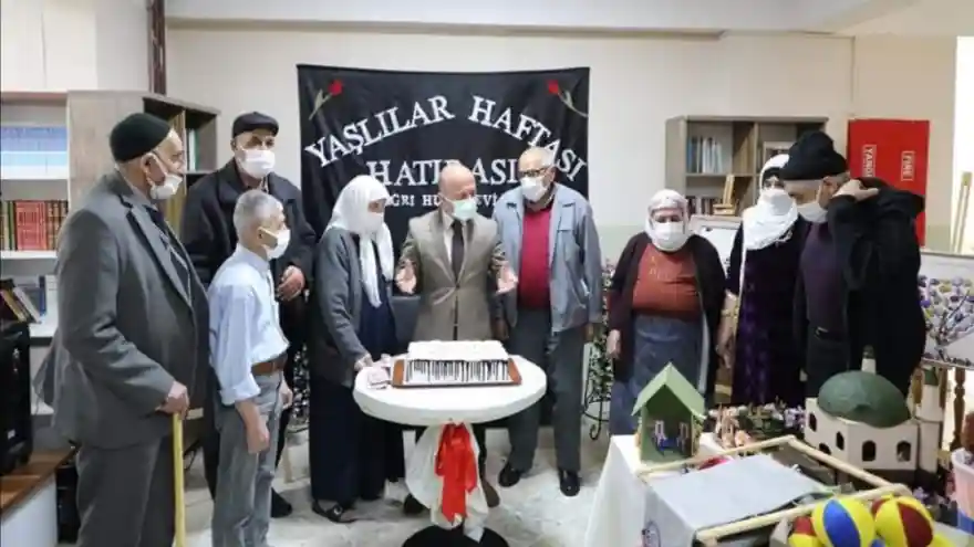 Vali Varol Huzurevinde Yaşlıları Ziyaret Etti