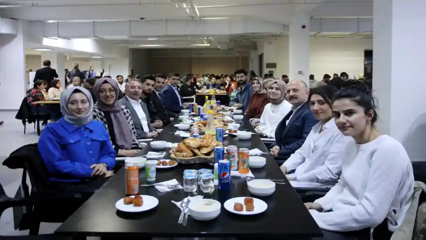 Vali Dr. VAROL ile Rektör Prof. Dr. KARABULUT Öğrencilerle İftar Yaptı