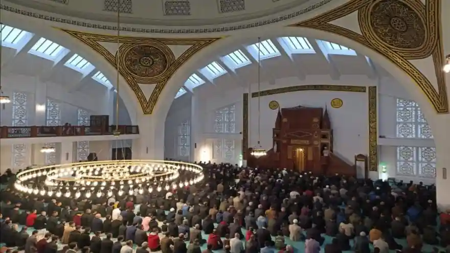 Vatandaşlar bayram namazını kılmak için camileri doldurdu