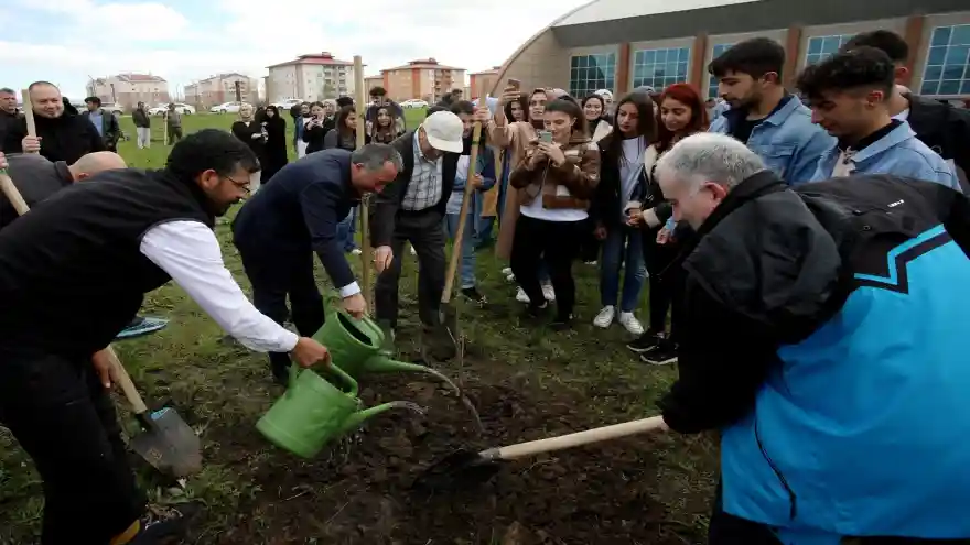 AİÇÜ’de Fidanlar Meyve Vermesi İçin Toprakla Buluşturuldu 