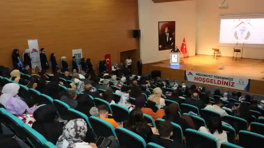 AİÇÜ Eczacılık Fakültesi’nde Mezuniyet Sevinci