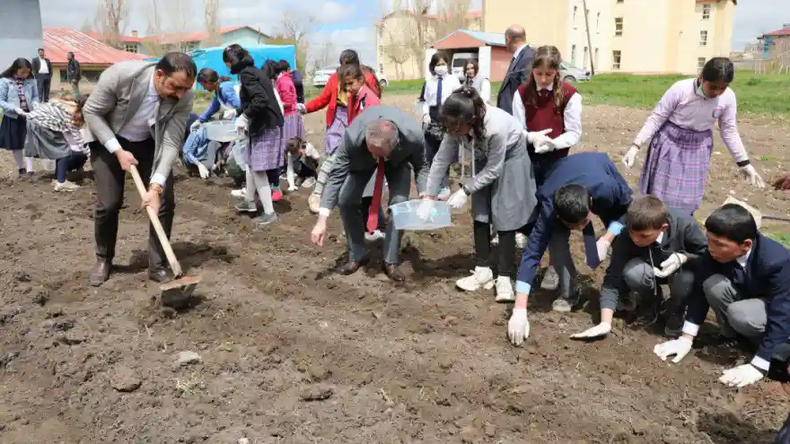 ÖĞRENCİLERE TARIMI ÖĞRETMEK İÇİN AĞRI'DA OKUL ARAZİLERİ BOSTANA DÖNÜŞTÜRÜLÜYOR