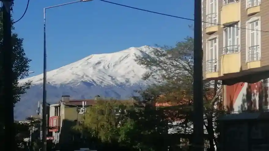 Ağrı Dağı’na Mayıs Ayında Kar Yağdı