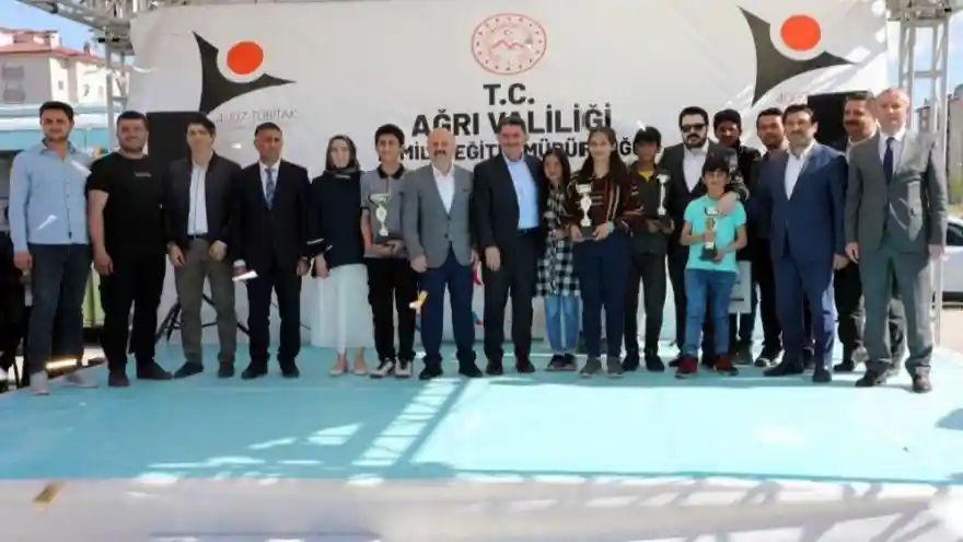 YAZILIM VE KODLAMA YARIŞMASINDA DERECEYE GİREN ÖĞRENCİLERE ÖDÜLLERİ VERİLDİ