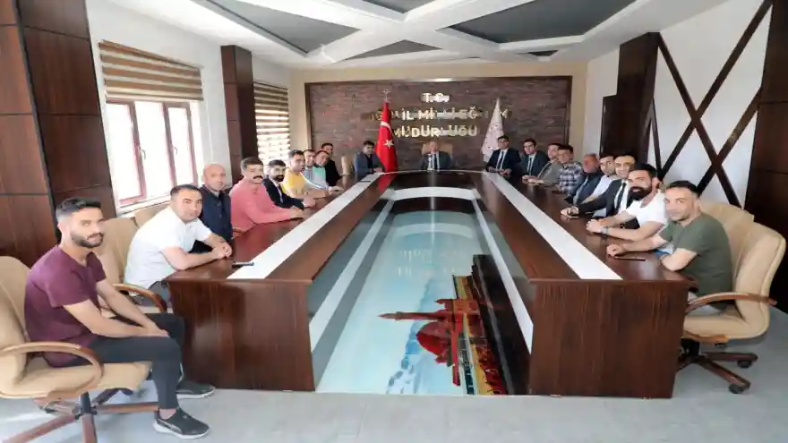 Ağrı Milli Eğitim Müdürü Hasan Kökrek, Bölge Birincisi Olan Halk Oyunu Ekibi İle Bir Araya Geldi