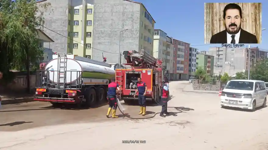 Doğubayazıt'ta yağmur sonrası cadde temizliği için Ağrı Belediyesinden destek