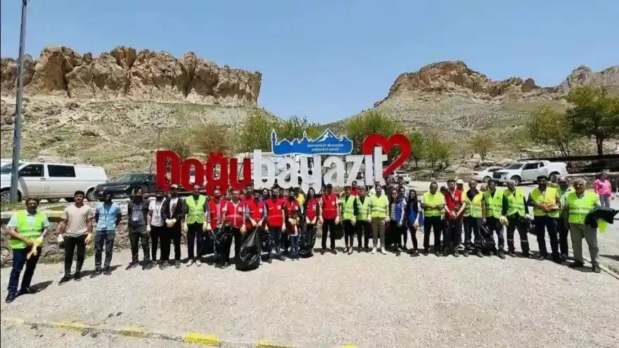 Doğubayazıt Kızılay’dan “çevre temizlik” etkinliği
